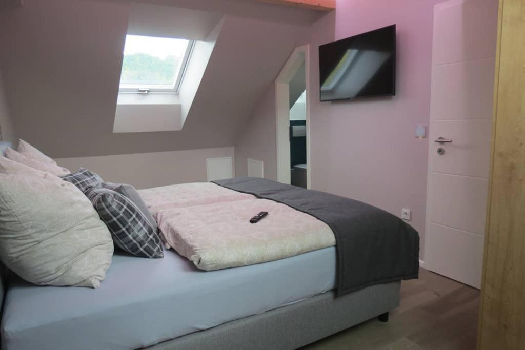 Ferienwohnung 'Burgblick' เวิร์ทไฮม์ ภายนอก รูปภาพ